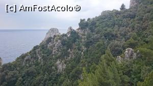 [P29] Se mai vede un varf din Faraglioni si poteca pe care mergeam spre Arcul Natural.  » foto by Aurici
 - 
<span class="allrVoted glyphicon glyphicon-heart hidden" id="av858230"></span>
<a class="m-l-10 hidden" id="sv858230" onclick="voting_Foto_DelVot(,858230,3887)" role="button">șterge vot <span class="glyphicon glyphicon-remove"></span></a>
<a id="v9858230" class=" c-red"  onclick="voting_Foto_SetVot(858230)" role="button"><span class="glyphicon glyphicon-heart-empty"></span> <b>LIKE</b> = Votează poza</a> <img class="hidden"  id="f858230W9" src="/imagini/loader.gif" border="0" /><span class="AjErrMes hidden" id="e858230ErM"></span>