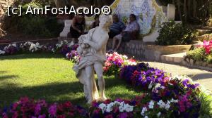 [P22] Un rond de flori, o statueta si turisti, in plan secund, care se odihnesc pe o banca de piatra.  » foto by ovidiuyepi
 - 
<span class="allrVoted glyphicon glyphicon-heart hidden" id="av949827"></span>
<a class="m-l-10 hidden" id="sv949827" onclick="voting_Foto_DelVot(,949827,3887)" role="button">șterge vot <span class="glyphicon glyphicon-remove"></span></a>
<a id="v9949827" class=" c-red"  onclick="voting_Foto_SetVot(949827)" role="button"><span class="glyphicon glyphicon-heart-empty"></span> <b>LIKE</b> = Votează poza</a> <img class="hidden"  id="f949827W9" src="/imagini/loader.gif" border="0" /><span class="AjErrMes hidden" id="e949827ErM"></span>