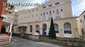 [P13] O alta cladire emblematica a orasului, <strong>Grand Hotel Quisisana</strong>, cel mai mare hotel de pe insula Capri. Initial a fost sanatoriu, fondat de un medic britanic in anul 1845, „Qui si sana” insemnand in limba italiana, „aici se vindeca”. » foto by geani anto
 - 
<span class="allrVoted glyphicon glyphicon-heart hidden" id="av1409893"></span>
<a class="m-l-10 hidden" id="sv1409893" onclick="voting_Foto_DelVot(,1409893,3887)" role="button">șterge vot <span class="glyphicon glyphicon-remove"></span></a>
<a id="v91409893" class=" c-red"  onclick="voting_Foto_SetVot(1409893)" role="button"><span class="glyphicon glyphicon-heart-empty"></span> <b>LIKE</b> = Votează poza</a> <img class="hidden"  id="f1409893W9" src="/imagini/loader.gif" border="0" /><span class="AjErrMes hidden" id="e1409893ErM"></span>