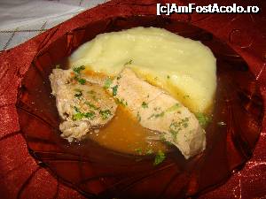 [P01] Portie de felul 2. Cei care nu consumau carne au primit doar piureul si o salata (si oricum piureul era cu lapte, deci nu toata lumea l-a consumat).  » foto by Mina12
 - 
<span class="allrVoted glyphicon glyphicon-heart hidden" id="av700619"></span>
<a class="m-l-10 hidden" id="sv700619" onclick="voting_Foto_DelVot(,700619,3896)" role="button">șterge vot <span class="glyphicon glyphicon-remove"></span></a>
<a id="v9700619" class=" c-red"  onclick="voting_Foto_SetVot(700619)" role="button"><span class="glyphicon glyphicon-heart-empty"></span> <b>LIKE</b> = Votează poza</a> <img class="hidden"  id="f700619W9" src="/imagini/loader.gif" border="0" /><span class="AjErrMes hidden" id="e700619ErM"></span>