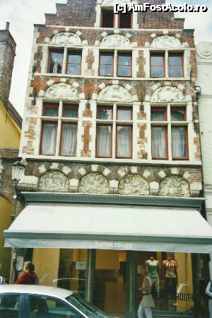 [P16] o casa ce m-a inveselit, parca ar fi prajituri pe sub ferestre » foto by mireille
 - 
<span class="allrVoted glyphicon glyphicon-heart hidden" id="av486699"></span>
<a class="m-l-10 hidden" id="sv486699" onclick="voting_Foto_DelVot(,486699,3901)" role="button">șterge vot <span class="glyphicon glyphicon-remove"></span></a>
<a id="v9486699" class=" c-red"  onclick="voting_Foto_SetVot(486699)" role="button"><span class="glyphicon glyphicon-heart-empty"></span> <b>LIKE</b> = Votează poza</a> <img class="hidden"  id="f486699W9" src="/imagini/loader.gif" border="0" /><span class="AjErrMes hidden" id="e486699ErM"></span>
