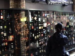 [P15] Barul 2be Beer Wall şi mulţimea de ambalaje de bere expuse în vitrine.  » foto by Carmen Ion
 - 
<span class="allrVoted glyphicon glyphicon-heart hidden" id="av684534"></span>
<a class="m-l-10 hidden" id="sv684534" onclick="voting_Foto_DelVot(,684534,3901)" role="button">șterge vot <span class="glyphicon glyphicon-remove"></span></a>
<a id="v9684534" class=" c-red"  onclick="voting_Foto_SetVot(684534)" role="button"><span class="glyphicon glyphicon-heart-empty"></span> <b>LIKE</b> = Votează poza</a> <img class="hidden"  id="f684534W9" src="/imagini/loader.gif" border="0" /><span class="AjErrMes hidden" id="e684534ErM"></span>