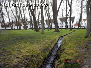 [P18] In jurul unui parc format din copaci printre care susura un fir de apa, se afla aliniate casele albe care candva au gazduit comuitatea de „Béguine”.  » foto by cristina47*
 - 
<span class="allrVoted glyphicon glyphicon-heart hidden" id="av838302"></span>
<a class="m-l-10 hidden" id="sv838302" onclick="voting_Foto_DelVot(,838302,3901)" role="button">șterge vot <span class="glyphicon glyphicon-remove"></span></a>
<a id="v9838302" class=" c-red"  onclick="voting_Foto_SetVot(838302)" role="button"><span class="glyphicon glyphicon-heart-empty"></span> <b>LIKE</b> = Votează poza</a> <img class="hidden"  id="f838302W9" src="/imagini/loader.gif" border="0" /><span class="AjErrMes hidden" id="e838302ErM"></span>
