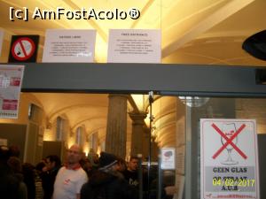 [P42] Intrare in incinta cladirii unde era organizat festivalul. Cu 15 €, cumparai o carte postala si primeai gratis: brosura festivalului, un pahar de sticla si 5 jetoane cu care puteai sa-ti umpli paharul de bere, de 5 ori » foto by cristina47*
 - 
<span class="allrVoted glyphicon glyphicon-heart hidden" id="av838326"></span>
<a class="m-l-10 hidden" id="sv838326" onclick="voting_Foto_DelVot(,838326,3901)" role="button">șterge vot <span class="glyphicon glyphicon-remove"></span></a>
<a id="v9838326" class=" c-red"  onclick="voting_Foto_SetVot(838326)" role="button"><span class="glyphicon glyphicon-heart-empty"></span> <b>LIKE</b> = Votează poza</a> <img class="hidden"  id="f838326W9" src="/imagini/loader.gif" border="0" /><span class="AjErrMes hidden" id="e838326ErM"></span>