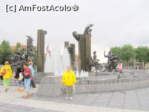 [P18] Mama Michi la fântâna de la care s-au furat statuile din piaţa ´T Zand » foto by Michi
 - 
<span class="allrVoted glyphicon glyphicon-heart hidden" id="av1161534"></span>
<a class="m-l-10 hidden" id="sv1161534" onclick="voting_Foto_DelVot(,1161534,3901)" role="button">șterge vot <span class="glyphicon glyphicon-remove"></span></a>
<a id="v91161534" class=" c-red"  onclick="voting_Foto_SetVot(1161534)" role="button"><span class="glyphicon glyphicon-heart-empty"></span> <b>LIKE</b> = Votează poza</a> <img class="hidden"  id="f1161534W9" src="/imagini/loader.gif" border="0" /><span class="AjErrMes hidden" id="e1161534ErM"></span>