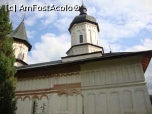[P11] Biserica mare a Mănăstirii Secu având hramul ”Tăierea capului Sfântului Ioan Botezătorul”. Se observă arhitectura diferită a turlelor, dar și diferențele de construcție dintre pridvor și restul bisericii.  » foto by Floryn81
 - 
<span class="allrVoted glyphicon glyphicon-heart hidden" id="av711909"></span>
<a class="m-l-10 hidden" id="sv711909" onclick="voting_Foto_DelVot(,711909,3913)" role="button">șterge vot <span class="glyphicon glyphicon-remove"></span></a>
<a id="v9711909" class=" c-red"  onclick="voting_Foto_SetVot(711909)" role="button"><span class="glyphicon glyphicon-heart-empty"></span> <b>LIKE</b> = Votează poza</a> <img class="hidden"  id="f711909W9" src="/imagini/loader.gif" border="0" /><span class="AjErrMes hidden" id="e711909ErM"></span>