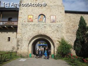 [P07] Vom trece pe sub turnul clopotniță și vom intra în curtea mănăstirii.  » foto by Floryn81
 - 
<span class="allrVoted glyphicon glyphicon-heart hidden" id="av711903"></span>
<a class="m-l-10 hidden" id="sv711903" onclick="voting_Foto_DelVot(,711903,3913)" role="button">șterge vot <span class="glyphicon glyphicon-remove"></span></a>
<a id="v9711903" class=" c-red"  onclick="voting_Foto_SetVot(711903)" role="button"><span class="glyphicon glyphicon-heart-empty"></span> <b>LIKE</b> = Votează poza</a> <img class="hidden"  id="f711903W9" src="/imagini/loader.gif" border="0" /><span class="AjErrMes hidden" id="e711903ErM"></span>