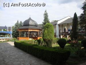 [P08] În curtea mănăstirii se află un foișor cu băncuțe ce adăpostește fântâna. Ne-am odihnit aici după ce am vizitat biserica mare a lăcașului de cult.  » foto by Floryn81
 - 
<span class="allrVoted glyphicon glyphicon-heart hidden" id="av711906"></span>
<a class="m-l-10 hidden" id="sv711906" onclick="voting_Foto_DelVot(,711906,3913)" role="button">șterge vot <span class="glyphicon glyphicon-remove"></span></a>
<a id="v9711906" class=" c-red"  onclick="voting_Foto_SetVot(711906)" role="button"><span class="glyphicon glyphicon-heart-empty"></span> <b>LIKE</b> = Votează poza</a> <img class="hidden"  id="f711906W9" src="/imagini/loader.gif" border="0" /><span class="AjErrMes hidden" id="e711906ErM"></span>