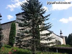 [P02] Acesta este zidul dreptunghiular de piatra al curtii manastirii » foto by Dan&Ema
 - 
<span class="allrVoted glyphicon glyphicon-heart hidden" id="av548726"></span>
<a class="m-l-10 hidden" id="sv548726" onclick="voting_Foto_DelVot(,548726,3913)" role="button">șterge vot <span class="glyphicon glyphicon-remove"></span></a>
<a id="v9548726" class=" c-red"  onclick="voting_Foto_SetVot(548726)" role="button"><span class="glyphicon glyphicon-heart-empty"></span> <b>LIKE</b> = Votează poza</a> <img class="hidden"  id="f548726W9" src="/imagini/loader.gif" border="0" /><span class="AjErrMes hidden" id="e548726ErM"></span>