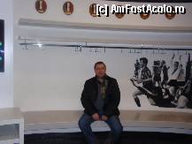 [P21] Locul capitanului Zanetii, ocupat pentru cateva clipe de sotul meu. In stanga se observa singurul monitor din vestiar. » foto by sunflower
 - 
<span class="allrVoted glyphicon glyphicon-heart hidden" id="av303955"></span>
<a class="m-l-10 hidden" id="sv303955" onclick="voting_Foto_DelVot(,303955,3925)" role="button">șterge vot <span class="glyphicon glyphicon-remove"></span></a>
<a id="v9303955" class=" c-red"  onclick="voting_Foto_SetVot(303955)" role="button"><span class="glyphicon glyphicon-heart-empty"></span> <b>LIKE</b> = Votează poza</a> <img class="hidden"  id="f303955W9" src="/imagini/loader.gif" border="0" /><span class="AjErrMes hidden" id="e303955ErM"></span>