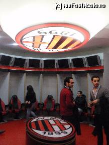 [P26] Vestiarul lui Milan, cu fotolii din piele rosu cu negru, deasupra fiecarui fotoliu este cate un monitor. In mijloc sunt sus si jos- in oglinda  cele doua simboluri ale echipei. » foto by sunflower
 - 
<span class="allrVoted glyphicon glyphicon-heart hidden" id="av303960"></span>
<a class="m-l-10 hidden" id="sv303960" onclick="voting_Foto_DelVot(,303960,3925)" role="button">șterge vot <span class="glyphicon glyphicon-remove"></span></a>
<a id="v9303960" class=" c-red"  onclick="voting_Foto_SetVot(303960)" role="button"><span class="glyphicon glyphicon-heart-empty"></span> <b>LIKE</b> = Votează poza</a> <img class="hidden"  id="f303960W9" src="/imagini/loader.gif" border="0" /><span class="AjErrMes hidden" id="e303960ErM"></span>