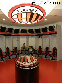 [P14] Vestiarul unor campioni adevarati ..AC Milan. Baiatul meu sta pe fotoliul lui Kaka, iar sotul meu pe al lui Shevchenko, iar eu pe al lui Maldini. Deasupra fotoliilor sunt monitoare unde fiecare jucator isi urmareste la lucru in diverse meciuri adversarul direct » foto by CCRRIISSYY
 - 
<span class="allrVoted glyphicon glyphicon-heart hidden" id="av40718"></span>
<a class="m-l-10 hidden" id="sv40718" onclick="voting_Foto_DelVot(,40718,3925)" role="button">șterge vot <span class="glyphicon glyphicon-remove"></span></a>
<a id="v940718" class=" c-red"  onclick="voting_Foto_SetVot(40718)" role="button"><span class="glyphicon glyphicon-heart-empty"></span> <b>LIKE</b> = Votează poza</a> <img class="hidden"  id="f40718W9" src="/imagini/loader.gif" border="0" /><span class="AjErrMes hidden" id="e40718ErM"></span>
