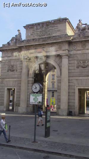 [P41] Porta Garibaldi din Piazza Venticinque.  » foto by ovidiuyepi
 - 
<span class="allrVoted glyphicon glyphicon-heart hidden" id="av1155047"></span>
<a class="m-l-10 hidden" id="sv1155047" onclick="voting_Foto_DelVot(,1155047,3925)" role="button">șterge vot <span class="glyphicon glyphicon-remove"></span></a>
<a id="v91155047" class=" c-red"  onclick="voting_Foto_SetVot(1155047)" role="button"><span class="glyphicon glyphicon-heart-empty"></span> <b>LIKE</b> = Votează poza</a> <img class="hidden"  id="f1155047W9" src="/imagini/loader.gif" border="0" /><span class="AjErrMes hidden" id="e1155047ErM"></span>
