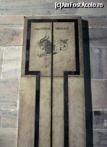 [P15] Interior Domul din Milano : primul panou al cadranului solar este cel ce desemnează zodia Capricornului. La ora 12 din ziua  de 21 decembrie,ziua solstițiului de iarnă, el este luminat chiar în centru de un fascicul de raze solare » foto by mariana.olaru
 - 
<span class="allrVoted glyphicon glyphicon-heart hidden" id="av327129"></span>
<a class="m-l-10 hidden" id="sv327129" onclick="voting_Foto_DelVot(,327129,3925)" role="button">șterge vot <span class="glyphicon glyphicon-remove"></span></a>
<a id="v9327129" class=" c-red"  onclick="voting_Foto_SetVot(327129)" role="button"><span class="glyphicon glyphicon-heart-empty"></span> <b>LIKE</b> = Votează poza</a> <img class="hidden"  id="f327129W9" src="/imagini/loader.gif" border="0" /><span class="AjErrMes hidden" id="e327129ErM"></span>
