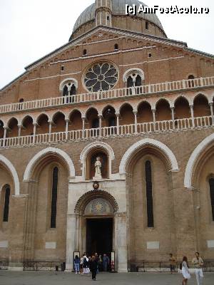 [P14] Italia - Padova - Bazilica San Antonio, intrarea principala.  » foto by Diaura*
 - 
<span class="allrVoted glyphicon glyphicon-heart hidden" id="av377120"></span>
<a class="m-l-10 hidden" id="sv377120" onclick="voting_Foto_DelVot(,377120,3933)" role="button">șterge vot <span class="glyphicon glyphicon-remove"></span></a>
<a id="v9377120" class=" c-red"  onclick="voting_Foto_SetVot(377120)" role="button"><span class="glyphicon glyphicon-heart-empty"></span> <b>LIKE</b> = Votează poza</a> <img class="hidden"  id="f377120W9" src="/imagini/loader.gif" border="0" /><span class="AjErrMes hidden" id="e377120ErM"></span>