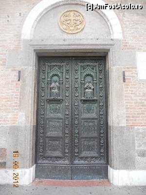 [P07] Italia - Padova - Basilica di Sant Antonio, una din usile masive.  » foto by Diaura*
 - 
<span class="allrVoted glyphicon glyphicon-heart hidden" id="av377113"></span>
<a class="m-l-10 hidden" id="sv377113" onclick="voting_Foto_DelVot(,377113,3933)" role="button">șterge vot <span class="glyphicon glyphicon-remove"></span></a>
<a id="v9377113" class=" c-red"  onclick="voting_Foto_SetVot(377113)" role="button"><span class="glyphicon glyphicon-heart-empty"></span> <b>LIKE</b> = Votează poza</a> <img class="hidden"  id="f377113W9" src="/imagini/loader.gif" border="0" /><span class="AjErrMes hidden" id="e377113ErM"></span>