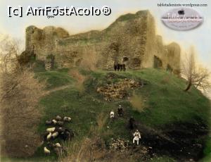 [P40] O foarte interesantă fotografie veche de arhivă (nu-mi aparţine). Cetatea Neamţului pe la anul 1900. Fotografia este colorată manual. De remarcat cât de mult s-a reconstruit Cetatea ca s-o vedem cum arată acum. Personajele îmbrăcate tradiţional şi mai ales cel în costum popular dau savoare imaginii. » foto by Lucien <span class="label label-default labelC_thin small">NEVOTABILĂ</span>