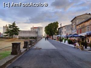 [P72] Svetvinčenat; pe dreapta, un șir de taverne și cafenenele, iar pe stânga, în plan îndepărtat, castelul » foto by crismis
 - 
<span class="allrVoted glyphicon glyphicon-heart hidden" id="av1350790"></span>
<a class="m-l-10 hidden" id="sv1350790" onclick="voting_Foto_DelVot(,1350790,3940)" role="button">șterge vot <span class="glyphicon glyphicon-remove"></span></a>
<a id="v91350790" class=" c-red"  onclick="voting_Foto_SetVot(1350790)" role="button"><span class="glyphicon glyphicon-heart-empty"></span> <b>LIKE</b> = Votează poza</a> <img class="hidden"  id="f1350790W9" src="/imagini/loader.gif" border="0" /><span class="AjErrMes hidden" id="e1350790ErM"></span>