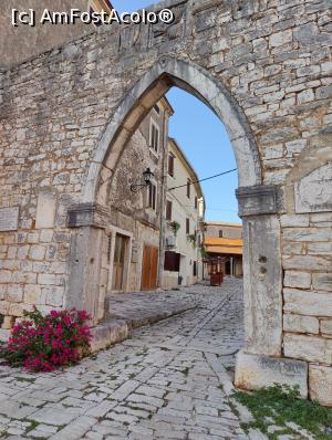 [P58] Sv. Lovreč; poarta de intrare » foto by crismis
 - 
<span class="allrVoted glyphicon glyphicon-heart hidden" id="av1351734"></span>
<a class="m-l-10 hidden" id="sv1351734" onclick="voting_Foto_DelVot(,1351734,3940)" role="button">șterge vot <span class="glyphicon glyphicon-remove"></span></a>
<a id="v91351734" class=" c-red"  onclick="voting_Foto_SetVot(1351734)" role="button"><span class="glyphicon glyphicon-heart-empty"></span> <b>LIKE</b> = Votează poza</a> <img class="hidden"  id="f1351734W9" src="/imagini/loader.gif" border="0" /><span class="AjErrMes hidden" id="e1351734ErM"></span>