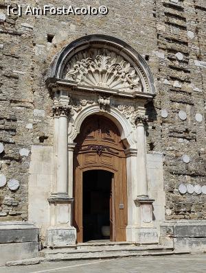 [P45] Buje/Buie; intrarea în domul San Servolo (a se observa resturile de coloane romane încastrate în fațadă) » foto by crismis
 - 
<span class="allrVoted glyphicon glyphicon-heart hidden" id="av1352467"></span>
<a class="m-l-10 hidden" id="sv1352467" onclick="voting_Foto_DelVot(,1352467,3940)" role="button">șterge vot <span class="glyphicon glyphicon-remove"></span></a>
<a id="v91352467" class=" c-red"  onclick="voting_Foto_SetVot(1352467)" role="button"><span class="glyphicon glyphicon-heart-empty"></span> <b>LIKE</b> = Votează poza</a> <img class="hidden"  id="f1352467W9" src="/imagini/loader.gif" border="0" /><span class="AjErrMes hidden" id="e1352467ErM"></span>