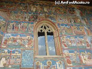 [P13] Superba pictură exterioară și fereastra de deasupra intrării.  » foto by Floryn81
 - 
<span class="allrVoted glyphicon glyphicon-heart hidden" id="av566934"></span>
<a class="m-l-10 hidden" id="sv566934" onclick="voting_Foto_DelVot(,566934,3950)" role="button">șterge vot <span class="glyphicon glyphicon-remove"></span></a>
<a id="v9566934" class=" c-red"  onclick="voting_Foto_SetVot(566934)" role="button"><span class="glyphicon glyphicon-heart-empty"></span> <b>LIKE</b> = Votează poza</a> <img class="hidden"  id="f566934W9" src="/imagini/loader.gif" border="0" /><span class="AjErrMes hidden" id="e566934ErM"></span>