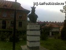 [P06] Aleea Voievozilor- statuia lui Petru Rares » foto by Sanziana
 - 
<span class="allrVoted glyphicon glyphicon-heart hidden" id="av140322"></span>
<a class="m-l-10 hidden" id="sv140322" onclick="voting_Foto_DelVot(,140322,3957)" role="button">șterge vot <span class="glyphicon glyphicon-remove"></span></a>
<a id="v9140322" class=" c-red"  onclick="voting_Foto_SetVot(140322)" role="button"><span class="glyphicon glyphicon-heart-empty"></span> <b>LIKE</b> = Votează poza</a> <img class="hidden"  id="f140322W9" src="/imagini/loader.gif" border="0" /><span class="AjErrMes hidden" id="e140322ErM"></span>