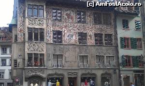 [P16] O clădire cu picturi exterioare pe malul drept al râului Reuss din Lucerna, Elveția.  » foto by traian.leuca †
 - 
<span class="allrVoted glyphicon glyphicon-heart hidden" id="av603815"></span>
<a class="m-l-10 hidden" id="sv603815" onclick="voting_Foto_DelVot(,603815,3962)" role="button">șterge vot <span class="glyphicon glyphicon-remove"></span></a>
<a id="v9603815" class=" c-red"  onclick="voting_Foto_SetVot(603815)" role="button"><span class="glyphicon glyphicon-heart-empty"></span> <b>LIKE</b> = Votează poza</a> <img class="hidden"  id="f603815W9" src="/imagini/loader.gif" border="0" /><span class="AjErrMes hidden" id="e603815ErM"></span>