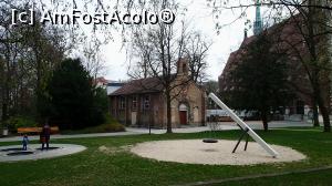 [P19] St. Georgskirche, capela și un mic loc de jaocă alăturat » foto by Dragoș_MD
 - 
<span class="allrVoted glyphicon glyphicon-heart hidden" id="av943511"></span>
<a class="m-l-10 hidden" id="sv943511" onclick="voting_Foto_DelVot(,943511,3969)" role="button">șterge vot <span class="glyphicon glyphicon-remove"></span></a>
<a id="v9943511" class=" c-red"  onclick="voting_Foto_SetVot(943511)" role="button"><span class="glyphicon glyphicon-heart-empty"></span> <b>LIKE</b> = Votează poza</a> <img class="hidden"  id="f943511W9" src="/imagini/loader.gif" border="0" /><span class="AjErrMes hidden" id="e943511ErM"></span>