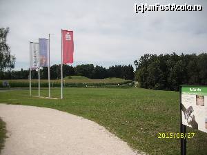 [P02] Intrarea în situl Heuneburg. În față, doi dintre mulții tumuli din zonă, în spate avem intrarea spre muzeu. » foto by puiutea
 - 
<span class="allrVoted glyphicon glyphicon-heart hidden" id="av664254"></span>
<a class="m-l-10 hidden" id="sv664254" onclick="voting_Foto_DelVot(,664254,3969)" role="button">șterge vot <span class="glyphicon glyphicon-remove"></span></a>
<a id="v9664254" class=" c-red"  onclick="voting_Foto_SetVot(664254)" role="button"><span class="glyphicon glyphicon-heart-empty"></span> <b>LIKE</b> = Votează poza</a> <img class="hidden"  id="f664254W9" src="/imagini/loader.gif" border="0" /><span class="AjErrMes hidden" id="e664254ErM"></span>