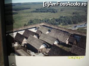 [P50] Reconstituire a unor locuințe și a zidului de apărare. În fundal, Dunărea.  » foto by puiutea
 - 
<span class="allrVoted glyphicon glyphicon-heart hidden" id="av666259"></span>
<a class="m-l-10 hidden" id="sv666259" onclick="voting_Foto_DelVot(,666259,3969)" role="button">șterge vot <span class="glyphicon glyphicon-remove"></span></a>
<a id="v9666259" class=" c-red"  onclick="voting_Foto_SetVot(666259)" role="button"><span class="glyphicon glyphicon-heart-empty"></span> <b>LIKE</b> = Votează poza</a> <img class="hidden"  id="f666259W9" src="/imagini/loader.gif" border="0" /><span class="AjErrMes hidden" id="e666259ErM"></span>