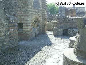 [P51] Pompei - Oraşul antic.  » foto by iulianic
 - 
<span class="allrVoted glyphicon glyphicon-heart hidden" id="av404920"></span>
<a class="m-l-10 hidden" id="sv404920" onclick="voting_Foto_DelVot(,404920,3976)" role="button">șterge vot <span class="glyphicon glyphicon-remove"></span></a>
<a id="v9404920" class=" c-red"  onclick="voting_Foto_SetVot(404920)" role="button"><span class="glyphicon glyphicon-heart-empty"></span> <b>LIKE</b> = Votează poza</a> <img class="hidden"  id="f404920W9" src="/imagini/loader.gif" border="0" /><span class="AjErrMes hidden" id="e404920ErM"></span>