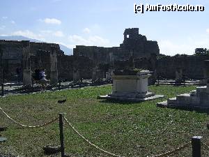 [P53] Pompei - Oraşul antic.  » foto by iulianic
 - 
<span class="allrVoted glyphicon glyphicon-heart hidden" id="av404922"></span>
<a class="m-l-10 hidden" id="sv404922" onclick="voting_Foto_DelVot(,404922,3976)" role="button">șterge vot <span class="glyphicon glyphicon-remove"></span></a>
<a id="v9404922" class=" c-red"  onclick="voting_Foto_SetVot(404922)" role="button"><span class="glyphicon glyphicon-heart-empty"></span> <b>LIKE</b> = Votează poza</a> <img class="hidden"  id="f404922W9" src="/imagini/loader.gif" border="0" /><span class="AjErrMes hidden" id="e404922ErM"></span>