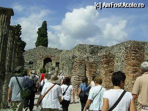 [P08] Pompei - Turişti români pe străzile anticului Pompei.  » foto by iulianic
 - 
<span class="allrVoted glyphicon glyphicon-heart hidden" id="av404877"></span>
<a class="m-l-10 hidden" id="sv404877" onclick="voting_Foto_DelVot(,404877,3976)" role="button">șterge vot <span class="glyphicon glyphicon-remove"></span></a>
<a id="v9404877" class=" c-red"  onclick="voting_Foto_SetVot(404877)" role="button"><span class="glyphicon glyphicon-heart-empty"></span> <b>LIKE</b> = Votează poza</a> <img class="hidden"  id="f404877W9" src="/imagini/loader.gif" border="0" /><span class="AjErrMes hidden" id="e404877ErM"></span>