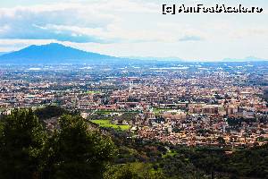 [P30] Vedere asupra orasului Caserta de sus din Caserta vecchia si bineinteles pe fundal Vezuviu.  » foto by DOINITA
 - 
<span class="allrVoted glyphicon glyphicon-heart hidden" id="av609366"></span>
<a class="m-l-10 hidden" id="sv609366" onclick="voting_Foto_DelVot(,609366,3976)" role="button">șterge vot <span class="glyphicon glyphicon-remove"></span></a>
<a id="v9609366" class=" c-red"  onclick="voting_Foto_SetVot(609366)" role="button"><span class="glyphicon glyphicon-heart-empty"></span> <b>LIKE</b> = Votează poza</a> <img class="hidden"  id="f609366W9" src="/imagini/loader.gif" border="0" /><span class="AjErrMes hidden" id="e609366ErM"></span>