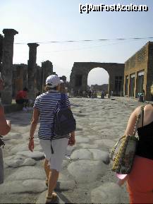 [P14] Pe străzile pavate ale Pompeiului, spre Arco Onorario » foto by Costi
 - 
<span class="allrVoted glyphicon glyphicon-heart hidden" id="av53061"></span>
<a class="m-l-10 hidden" id="sv53061" onclick="voting_Foto_DelVot(,53061,3976)" role="button">șterge vot <span class="glyphicon glyphicon-remove"></span></a>
<a id="v953061" class=" c-red"  onclick="voting_Foto_SetVot(53061)" role="button"><span class="glyphicon glyphicon-heart-empty"></span> <b>LIKE</b> = Votează poza</a> <img class="hidden"  id="f53061W9" src="/imagini/loader.gif" border="0" /><span class="AjErrMes hidden" id="e53061ErM"></span>