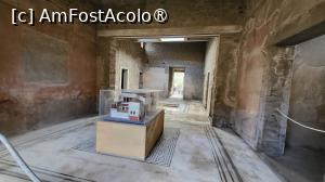 [P14] Casa lui Marcus Fabius Rufus  si Casa bratarii de aur  este un complex ce acopera cel putin 4 nivele de spatiu de locuit, cu terase panoramice, decor luxos, podea cu mozaicuri de marmura colorata, fresce mitologice pe pereti. Casele erau locuite la momentul eruptiei, aici gasindu-se victime, una dintre ele purtand o bratara de aur, care a dat si numele casei. » foto by geani anto
 - 
<span class="allrVoted glyphicon glyphicon-heart hidden" id="av1410511"></span>
<a class="m-l-10 hidden" id="sv1410511" onclick="voting_Foto_DelVot(,1410511,3976)" role="button">șterge vot <span class="glyphicon glyphicon-remove"></span></a>
<a id="v91410511" class=" c-red"  onclick="voting_Foto_SetVot(1410511)" role="button"><span class="glyphicon glyphicon-heart-empty"></span> <b>LIKE</b> = Votează poza</a> <img class="hidden"  id="f1410511W9" src="/imagini/loader.gif" border="0" /><span class="AjErrMes hidden" id="e1410511ErM"></span>