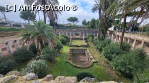 [P23] Avea o sala de banchet cu vedere la Golful din Napoli, spa si o zona cu piscina. Vila a fost una dintre primele cladiri excavate in Pompei, aici fiind gasite ramasitele a 20 de cadavre, victime ale eruptiei vulcanice. Majoritatea dintre ei (18 persoane), inclusiv femei si copii, au murit in crama vilei, unde s-au refugiat. » foto by geani anto
 - 
<span class="allrVoted glyphicon glyphicon-heart hidden" id="av1410520"></span>
<a class="m-l-10 hidden" id="sv1410520" onclick="voting_Foto_DelVot(,1410520,3976)" role="button">șterge vot <span class="glyphicon glyphicon-remove"></span></a>
<a id="v91410520" class=" c-red"  onclick="voting_Foto_SetVot(1410520)" role="button"><span class="glyphicon glyphicon-heart-empty"></span> <b>LIKE</b> = Votează poza</a> <img class="hidden"  id="f1410520W9" src="/imagini/loader.gif" border="0" /><span class="AjErrMes hidden" id="e1410520ErM"></span>