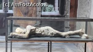 [P30] Arheologul Giuseppe Fiorelli, vazand ca sunt spatii goale unde fusesera materii organice, de exemplu trupurile oamenilor, a avut ideea de a umple spatiile libere cu gips, obtinand astfel mulaje, surprinzand pozitiile celor care au pierit. » foto by geani anto
 - 
<span class="allrVoted glyphicon glyphicon-heart hidden" id="av1410527"></span>
<a class="m-l-10 hidden" id="sv1410527" onclick="voting_Foto_DelVot(,1410527,3976)" role="button">șterge vot <span class="glyphicon glyphicon-remove"></span></a>
<a id="v91410527" class=" c-red"  onclick="voting_Foto_SetVot(1410527)" role="button"><span class="glyphicon glyphicon-heart-empty"></span> <b>LIKE</b> = Votează poza</a> <img class="hidden"  id="f1410527W9" src="/imagini/loader.gif" border="0" /><span class="AjErrMes hidden" id="e1410527ErM"></span>