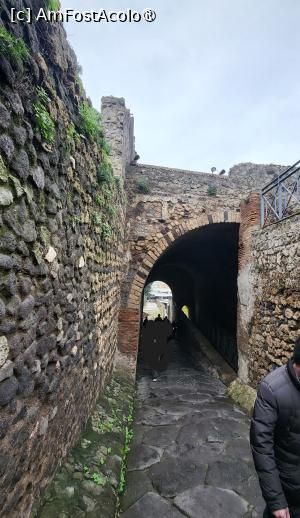 [P04] Poarta Marina are doua intrari, una cu o bolta mai inalta, destinata trecerii cailor si carelor, cea mai mica, destinata pietonilor. Denumirea deriva din faptul ca drumul de iesire ducea la mare. » foto by geani anto
 - 
<span class="allrVoted glyphicon glyphicon-heart hidden" id="av1410501"></span>
<a class="m-l-10 hidden" id="sv1410501" onclick="voting_Foto_DelVot(,1410501,3976)" role="button">șterge vot <span class="glyphicon glyphicon-remove"></span></a>
<a id="v91410501" class=" c-red"  onclick="voting_Foto_SetVot(1410501)" role="button"><span class="glyphicon glyphicon-heart-empty"></span> <b>LIKE</b> = Votează poza</a> <img class="hidden"  id="f1410501W9" src="/imagini/loader.gif" border="0" /><span class="AjErrMes hidden" id="e1410501ErM"></span>