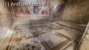 [P13] Casa Lalarium a lui Ahile (Regio I, 4). Una dintre camerele cu vedere la gradina este decorata cu o fresca mare cu doi elefanti uriasi condusi de Cupidon, care foloseste drept fraie, ramuri de mirt, planta sacra pentru Venus. Scena ar trebui probabil interpretata ca o sarbatorire a puterii zeitei.  » foto by geani anto
 - 
<span class="allrVoted glyphicon glyphicon-heart hidden" id="av1410670"></span>
<a class="m-l-10 hidden" id="sv1410670" onclick="voting_Foto_DelVot(,1410670,3976)" role="button">șterge vot <span class="glyphicon glyphicon-remove"></span></a>
<a id="v91410670" class=" c-red"  onclick="voting_Foto_SetVot(1410670)" role="button"><span class="glyphicon glyphicon-heart-empty"></span> <b>LIKE</b> = Votează poza</a> <img class="hidden"  id="f1410670W9" src="/imagini/loader.gif" border="0" /><span class="AjErrMes hidden" id="e1410670ErM"></span>