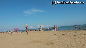 [P02] Plaja din Lido » foto by DanielaK
 - 
<span class="allrVoted glyphicon glyphicon-heart hidden" id="av537382"></span>
<a class="m-l-10 hidden" id="sv537382" onclick="voting_Foto_DelVot(,537382,3990)" role="button">șterge vot <span class="glyphicon glyphicon-remove"></span></a>
<a id="v9537382" class=" c-red"  onclick="voting_Foto_SetVot(537382)" role="button"><span class="glyphicon glyphicon-heart-empty"></span> <b>LIKE</b> = Votează poza</a> <img class="hidden"  id="f537382W9" src="/imagini/loader.gif" border="0" /><span class="AjErrMes hidden" id="e537382ErM"></span>