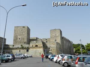 [P12] Castelul Svevo. Se face stanga, pentru a gasi intrarea.  » foto by TraianS
 - 
<span class="allrVoted glyphicon glyphicon-heart hidden" id="av374561"></span>
<a class="m-l-10 hidden" id="sv374561" onclick="voting_Foto_DelVot(,374561,3993)" role="button">șterge vot <span class="glyphicon glyphicon-remove"></span></a>
<a id="v9374561" class=" c-red"  onclick="voting_Foto_SetVot(374561)" role="button"><span class="glyphicon glyphicon-heart-empty"></span> <b>LIKE</b> = Votează poza</a> <img class="hidden"  id="f374561W9" src="/imagini/loader.gif" border="0" /><span class="AjErrMes hidden" id="e374561ErM"></span>