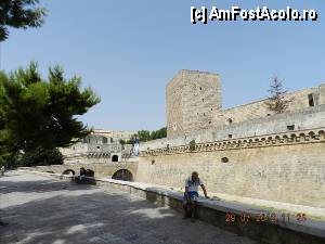 [P13] Castelul Svevo - intrarea in castel se face peste un pod de piatra.  » foto by TraianS
 - 
<span class="allrVoted glyphicon glyphicon-heart hidden" id="av374563"></span>
<a class="m-l-10 hidden" id="sv374563" onclick="voting_Foto_DelVot(,374563,3993)" role="button">șterge vot <span class="glyphicon glyphicon-remove"></span></a>
<a id="v9374563" class=" c-red"  onclick="voting_Foto_SetVot(374563)" role="button"><span class="glyphicon glyphicon-heart-empty"></span> <b>LIKE</b> = Votează poza</a> <img class="hidden"  id="f374563W9" src="/imagini/loader.gif" border="0" /><span class="AjErrMes hidden" id="e374563ErM"></span>