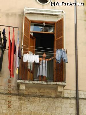 [P30] Gospodina la balcon. Localnici din Bari.  » foto by TraianS
 - 
<span class="allrVoted glyphicon glyphicon-heart hidden" id="av374594"></span>
<a class="m-l-10 hidden" id="sv374594" onclick="voting_Foto_DelVot(,374594,3993)" role="button">șterge vot <span class="glyphicon glyphicon-remove"></span></a>
<a id="v9374594" class=" c-red"  onclick="voting_Foto_SetVot(374594)" role="button"><span class="glyphicon glyphicon-heart-empty"></span> <b>LIKE</b> = Votează poza</a> <img class="hidden"  id="f374594W9" src="/imagini/loader.gif" border="0" /><span class="AjErrMes hidden" id="e374594ErM"></span>