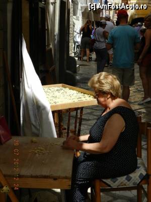 [P31] La facut de macaroane. Localnici din Bari.  » foto by TraianS
 - 
<span class="allrVoted glyphicon glyphicon-heart hidden" id="av374596"></span>
<a class="m-l-10 hidden" id="sv374596" onclick="voting_Foto_DelVot(,374596,3993)" role="button">șterge vot <span class="glyphicon glyphicon-remove"></span></a>
<a id="v9374596" class=" c-red"  onclick="voting_Foto_SetVot(374596)" role="button"><span class="glyphicon glyphicon-heart-empty"></span> <b>LIKE</b> = Votează poza</a> <img class="hidden"  id="f374596W9" src="/imagini/loader.gif" border="0" /><span class="AjErrMes hidden" id="e374596ErM"></span>