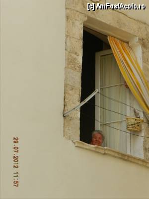 [P39] Batrana la fereastra. Localnici din Bari.  » foto by TraianS
 - 
<span class="allrVoted glyphicon glyphicon-heart hidden" id="av374605"></span>
<a class="m-l-10 hidden" id="sv374605" onclick="voting_Foto_DelVot(,374605,3993)" role="button">șterge vot <span class="glyphicon glyphicon-remove"></span></a>
<a id="v9374605" class=" c-red"  onclick="voting_Foto_SetVot(374605)" role="button"><span class="glyphicon glyphicon-heart-empty"></span> <b>LIKE</b> = Votează poza</a> <img class="hidden"  id="f374605W9" src="/imagini/loader.gif" border="0" /><span class="AjErrMes hidden" id="e374605ErM"></span>