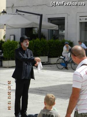 [P54] Clown in Piazza Mercantile.  » foto by TraianS
 - 
<span class="allrVoted glyphicon glyphicon-heart hidden" id="av374628"></span>
<a class="m-l-10 hidden" id="sv374628" onclick="voting_Foto_DelVot(,374628,3993)" role="button">șterge vot <span class="glyphicon glyphicon-remove"></span></a>
<a id="v9374628" class=" c-red"  onclick="voting_Foto_SetVot(374628)" role="button"><span class="glyphicon glyphicon-heart-empty"></span> <b>LIKE</b> = Votează poza</a> <img class="hidden"  id="f374628W9" src="/imagini/loader.gif" border="0" /><span class="AjErrMes hidden" id="e374628ErM"></span>