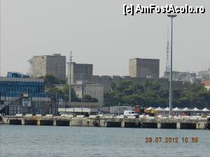 [P08] Castelul Svevo, se vede din port. Spre el ne-am indreptat pasii. Nu pare departe... dar tot sunt vreo 10-15 minute de mers.  » foto by TraianS
 - 
<span class="allrVoted glyphicon glyphicon-heart hidden" id="av374556"></span>
<a class="m-l-10 hidden" id="sv374556" onclick="voting_Foto_DelVot(,374556,3993)" role="button">șterge vot <span class="glyphicon glyphicon-remove"></span></a>
<a id="v9374556" class=" c-red"  onclick="voting_Foto_SetVot(374556)" role="button"><span class="glyphicon glyphicon-heart-empty"></span> <b>LIKE</b> = Votează poza</a> <img class="hidden"  id="f374556W9" src="/imagini/loader.gif" border="0" /><span class="AjErrMes hidden" id="e374556ErM"></span>