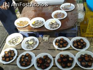 [P17] Așa se serveau fructele de mare în piața de pește. Crude. Se spălau cu apă din mare și gata, numai bune de mâncat.  » foto by Aurici
 - 
<span class="allrVoted glyphicon glyphicon-heart hidden" id="av733548"></span>
<a class="m-l-10 hidden" id="sv733548" onclick="voting_Foto_DelVot(,733548,3993)" role="button">șterge vot <span class="glyphicon glyphicon-remove"></span></a>
<a id="v9733548" class=" c-red"  onclick="voting_Foto_SetVot(733548)" role="button"><span class="glyphicon glyphicon-heart-empty"></span> <b>LIKE</b> = Votează poza</a> <img class="hidden"  id="f733548W9" src="/imagini/loader.gif" border="0" /><span class="AjErrMes hidden" id="e733548ErM"></span>
