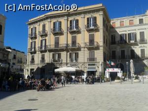 [P02] Piazza Ferrarese, una din cele 2 piețe importante ale orașului vechi. Se află la intrarea în Bari Vecchia dinspre port.  » foto by Aurici
 - 
<span class="allrVoted glyphicon glyphicon-heart hidden" id="av733533"></span>
<a class="m-l-10 hidden" id="sv733533" onclick="voting_Foto_DelVot(,733533,3993)" role="button">șterge vot <span class="glyphicon glyphicon-remove"></span></a>
<a id="v9733533" class=" c-red"  onclick="voting_Foto_SetVot(733533)" role="button"><span class="glyphicon glyphicon-heart-empty"></span> <b>LIKE</b> = Votează poza</a> <img class="hidden"  id="f733533W9" src="/imagini/loader.gif" border="0" /><span class="AjErrMes hidden" id="e733533ErM"></span>